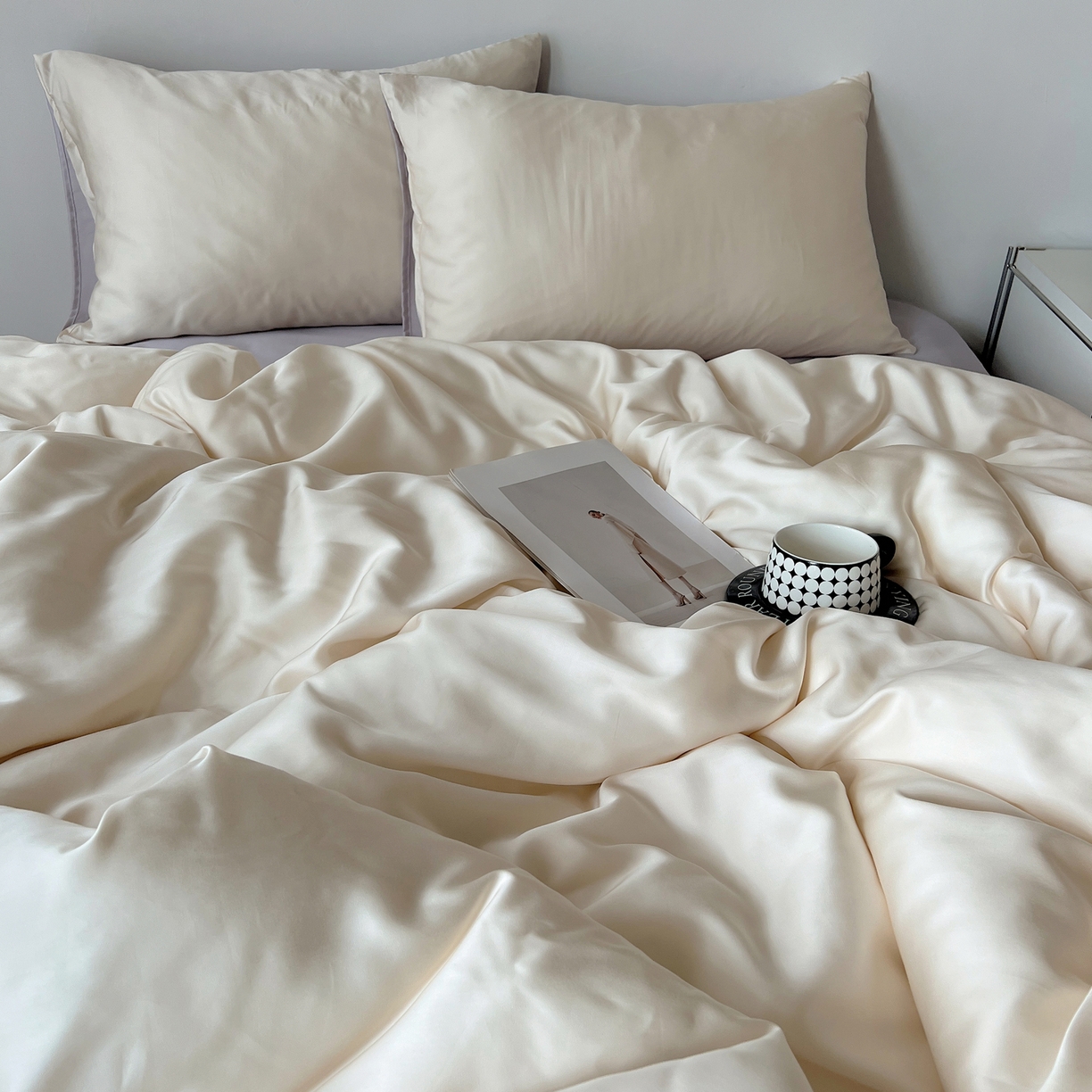 91家纺网 家纺一手货源 找家纺 悦织湾家纺 2026新款亲肤舒适冰丝四件套夏秋季凉爽透气纯色双拼床上用品学生宿舍单双人三四件套 米白+香芋紫