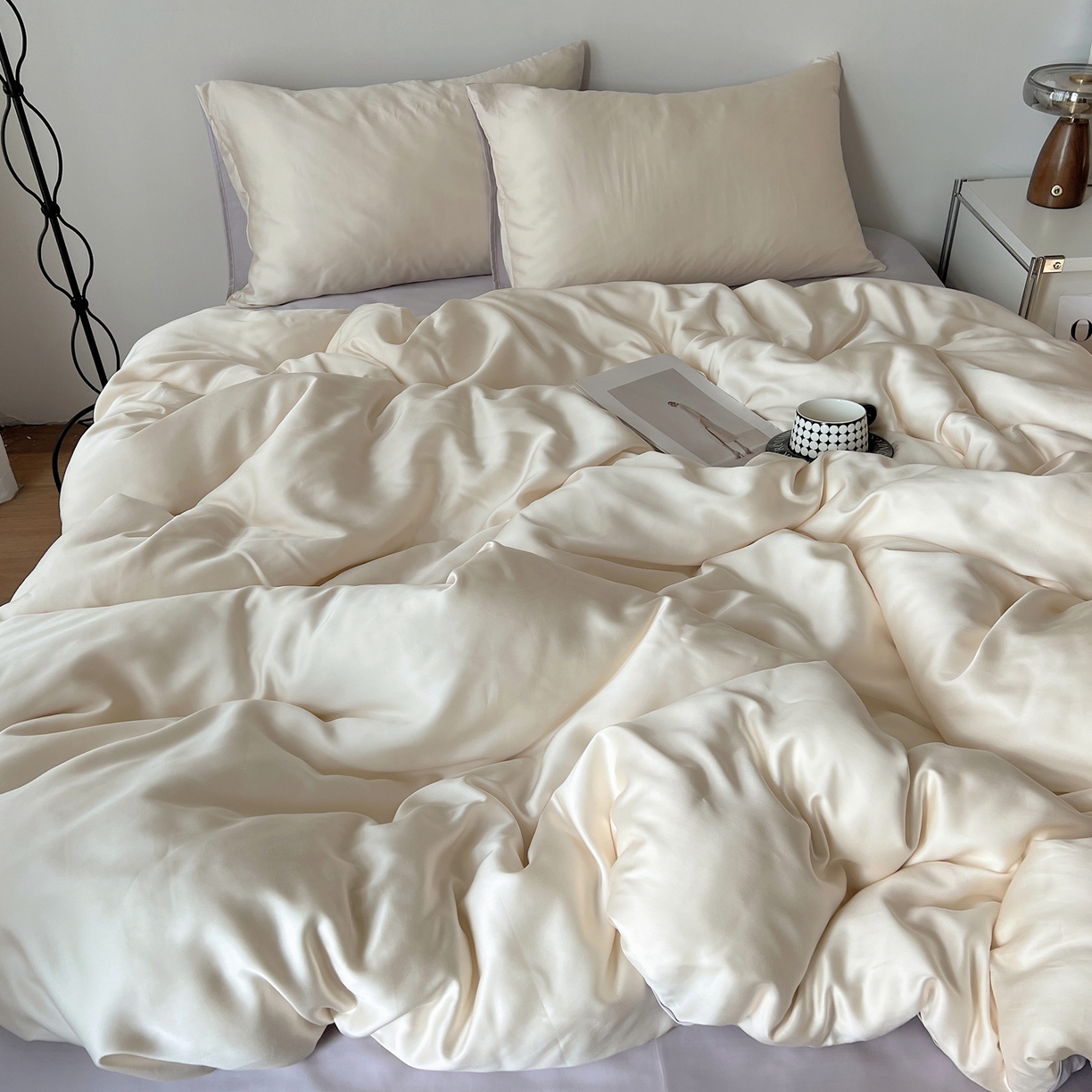 91家纺网 家纺一手货源 找家纺 悦织湾家纺 2026新款亲肤舒适冰丝四件套夏秋季凉爽透气纯色双拼床上用品学生宿舍单双人三四件套 米白+香芋紫