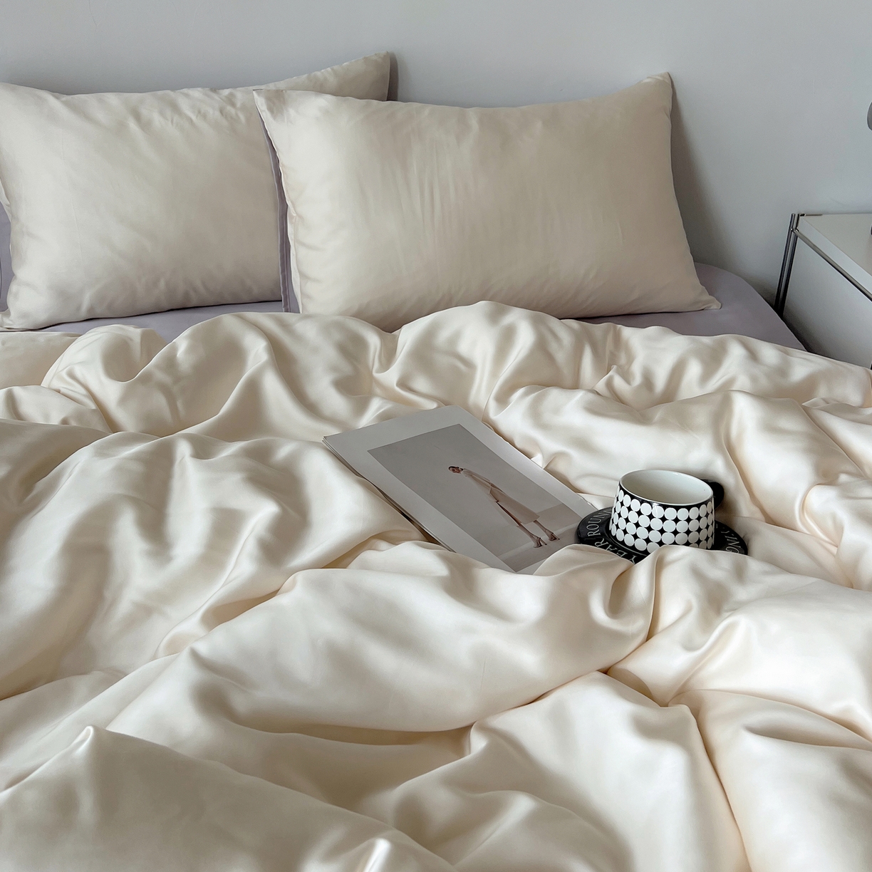 91家纺网 家纺一手货源 找家纺 悦织湾家纺 2026新款亲肤舒适冰丝四件套夏秋季凉爽透气纯色双拼床上用品学生宿舍单双人三四件套 米白+香芋紫