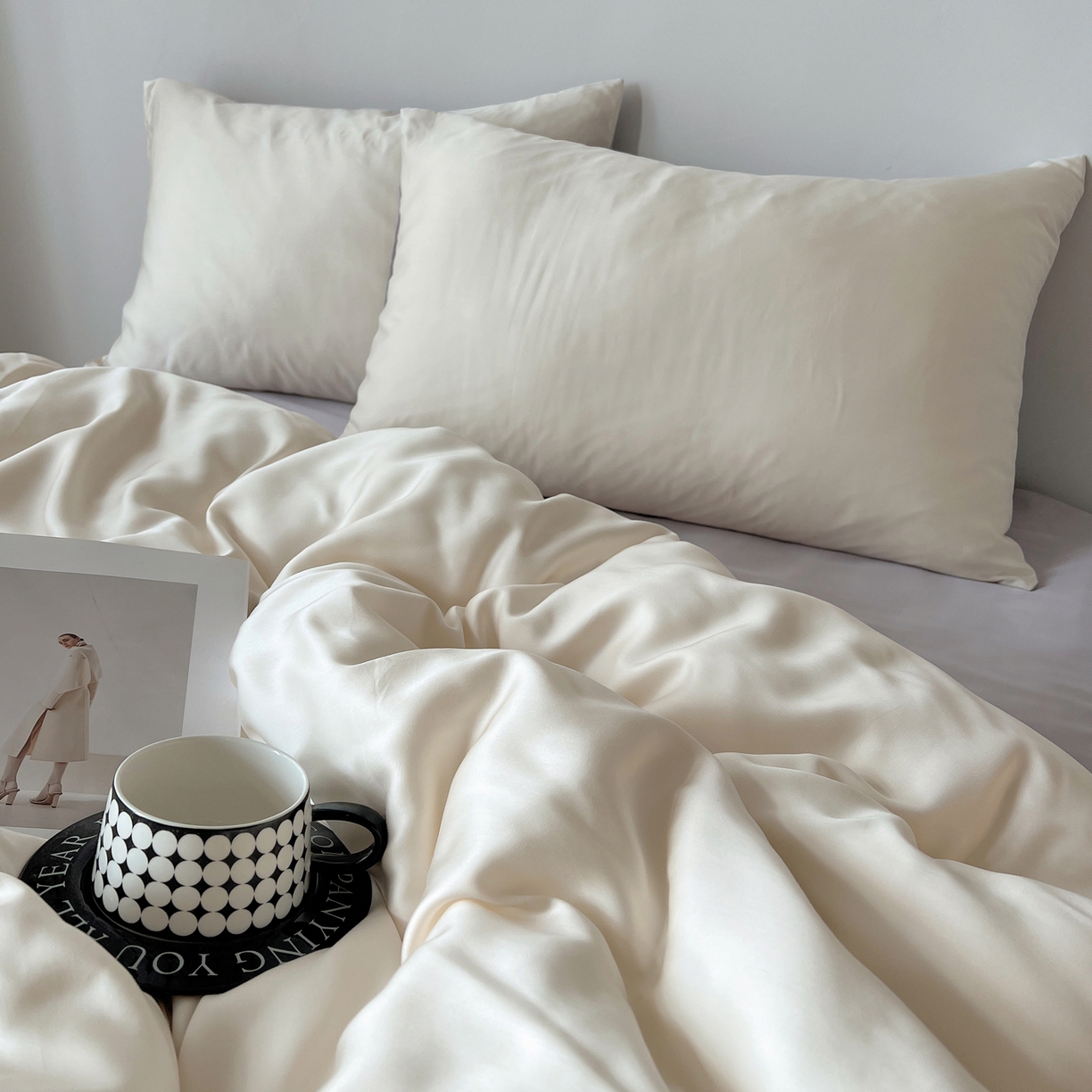 91家纺网 家纺一手货源 找家纺 悦织湾家纺 2026新款亲肤舒适冰丝四件套夏秋季凉爽透气纯色双拼床上用品学生宿舍单双人三四件套 米白+香芋紫