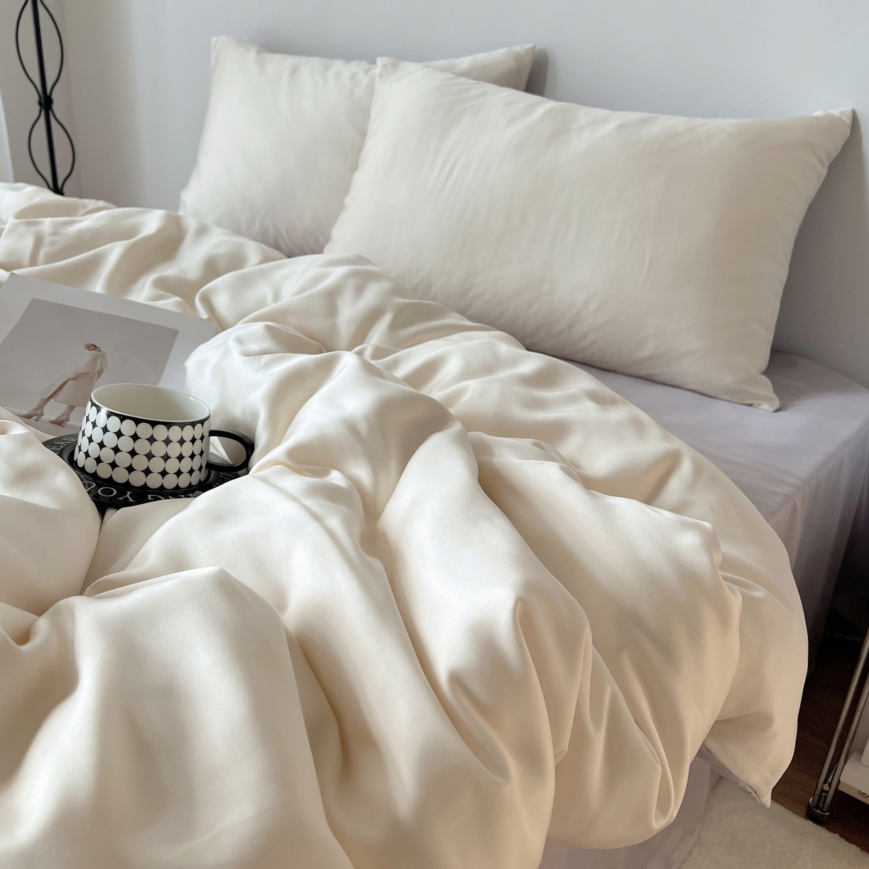 91家纺网 家纺一手货源 找家纺 悦织湾家纺 2026新款亲肤舒适冰丝四件套夏秋季凉爽透气纯色双拼床上用品学生宿舍单双人三四件套 米白+香芋紫