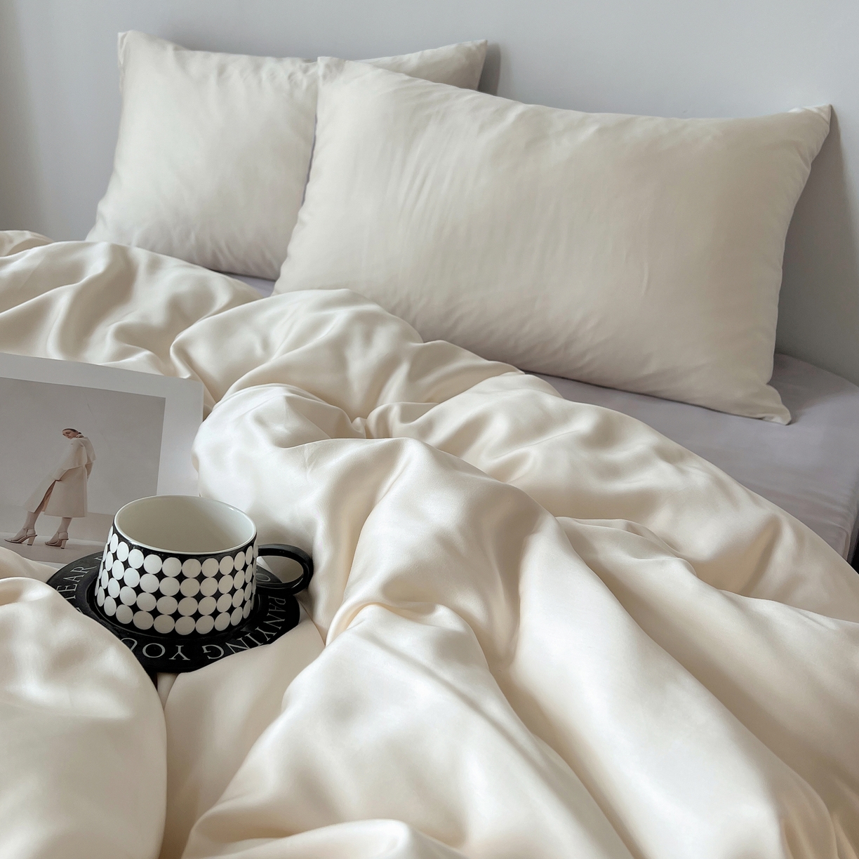 91家纺网 家纺一手货源 找家纺 悦织湾家纺 2026新款亲肤舒适冰丝四件套夏秋季凉爽透气纯色双拼床上用品学生宿舍单双人三四件套 米白+香芋紫