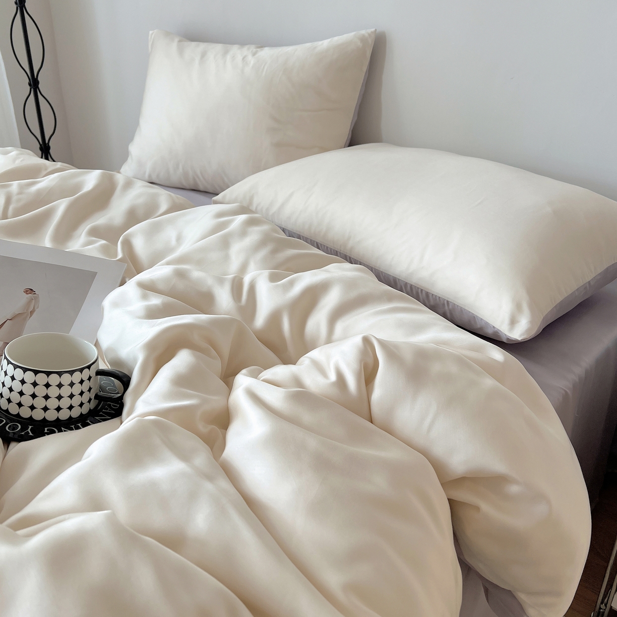 91家纺网 家纺一手货源 找家纺 悦织湾家纺 2026新款亲肤舒适冰丝四件套夏秋季凉爽透气纯色双拼床上用品学生宿舍单双人三四件套 米白+香芋紫