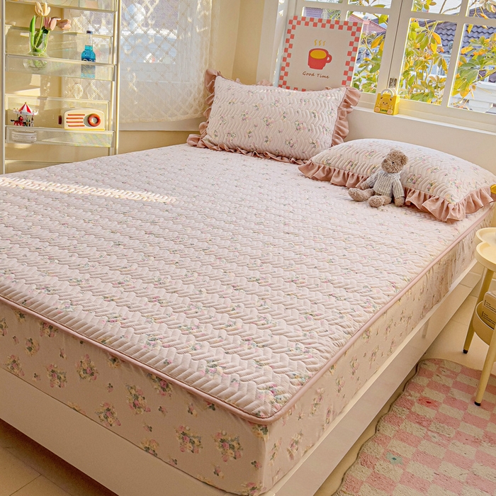 91家纺网 家纺一手货源 找家纺 纽缦家纺 2026春夏新款云朵提花双层纱夹棉绗缝单床笠 床笠单件 暗恋