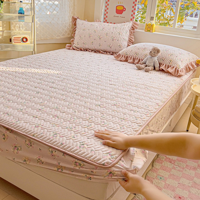 91家纺网 家纺一手货源 找家纺 纽缦家纺 2026春夏新款云朵提花双层纱夹棉绗缝单床笠 床笠单件 暗恋