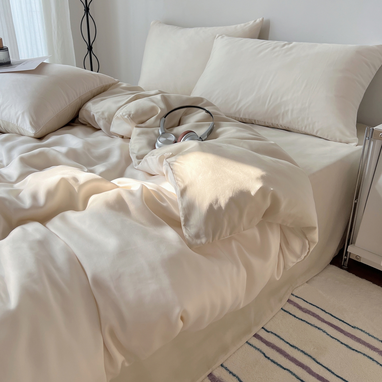 91家纺网 家纺一手货源 找家纺 悦织湾家纺 2026新款亲肤舒适冰丝四件套夏秋季凉爽透气纯色双拼床上用品学生宿舍单双人三四件套 柔白月光