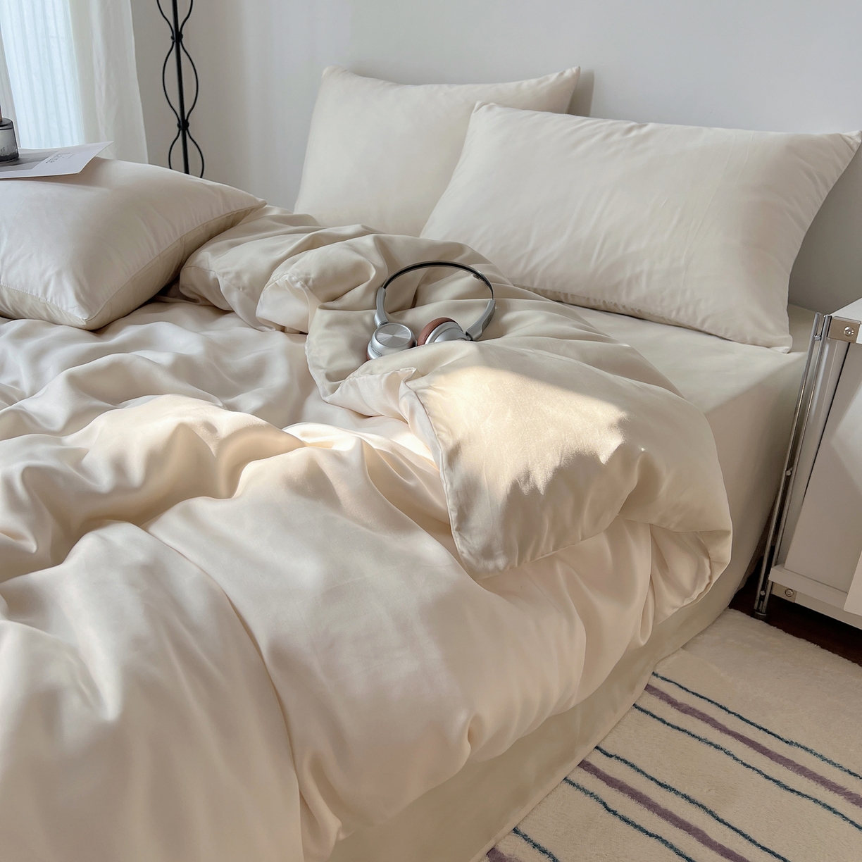 91家纺网 家纺一手货源 找家纺 悦织湾家纺 2026新款亲肤舒适冰丝四件套夏秋季凉爽透气纯色双拼床上用品学生宿舍单双人三四件套 柔白月光