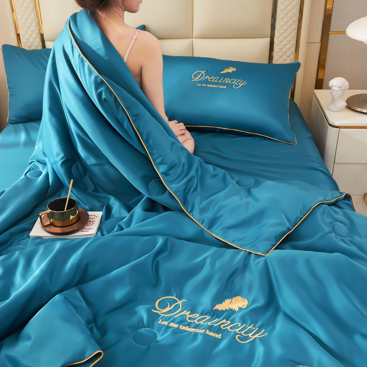 91家纺网 家纺一手货源 找家纺 好尚居 2026新款水洗真丝刺绣夏被被子被芯四件套 宾利蓝