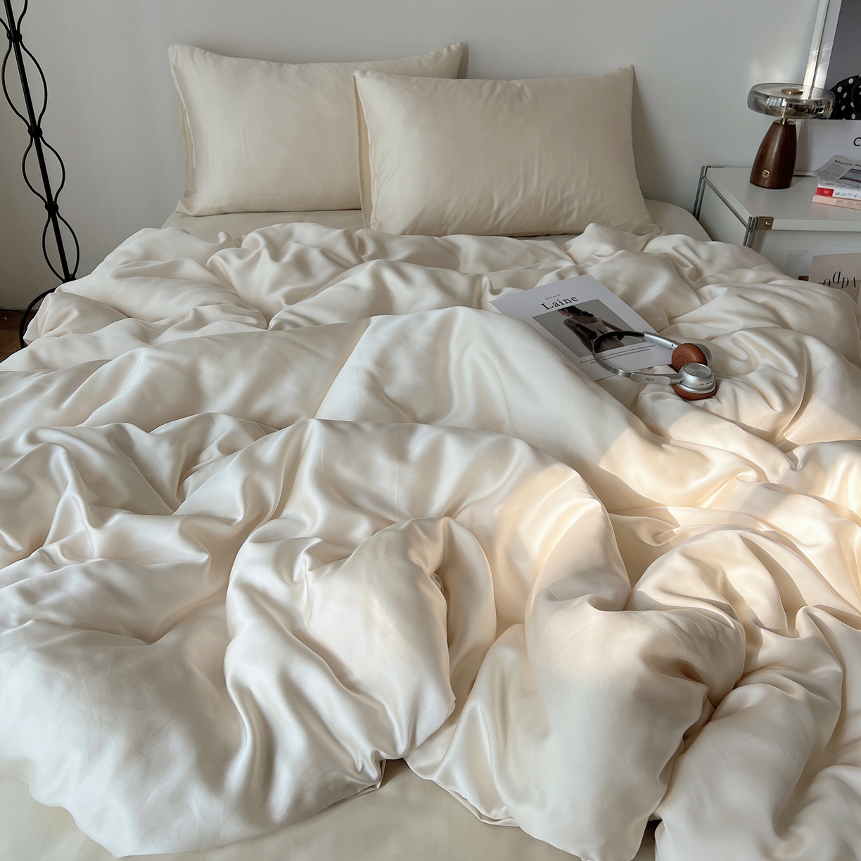 91家纺网 家纺一手货源 找家纺 悦织湾家纺 2026新款亲肤舒适冰丝四件套夏秋季凉爽透气纯色双拼床上用品学生宿舍单双人三四件套 柔白月光