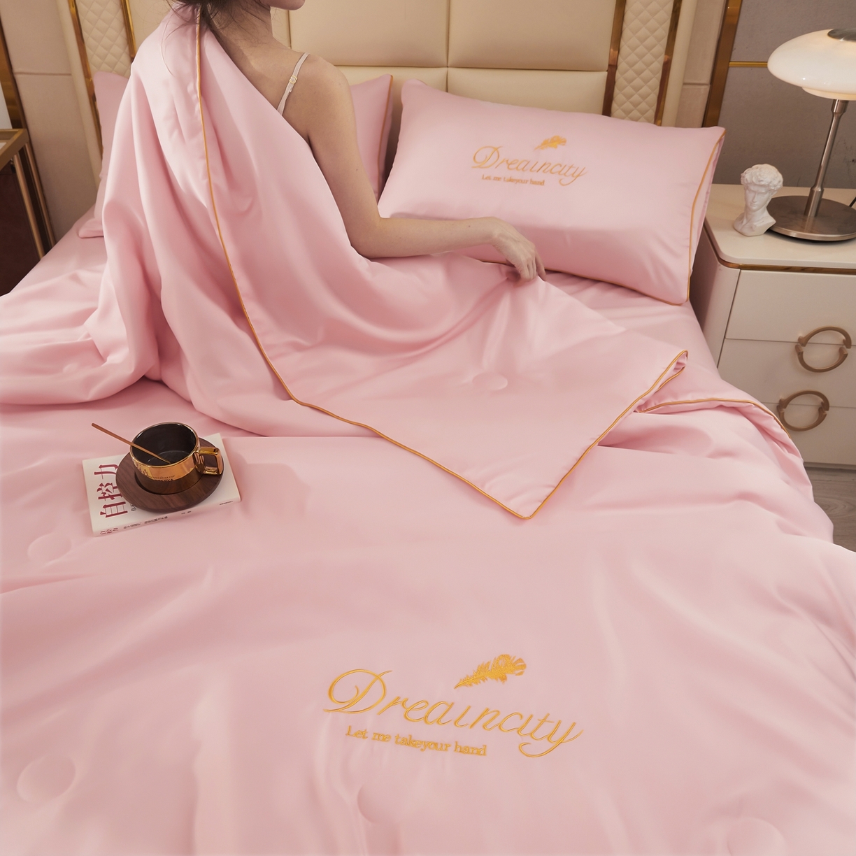 91家纺网 家纺一手货源 找家纺 好尚居 2026新款水洗真丝刺绣夏被被子被芯四件套 粉玉