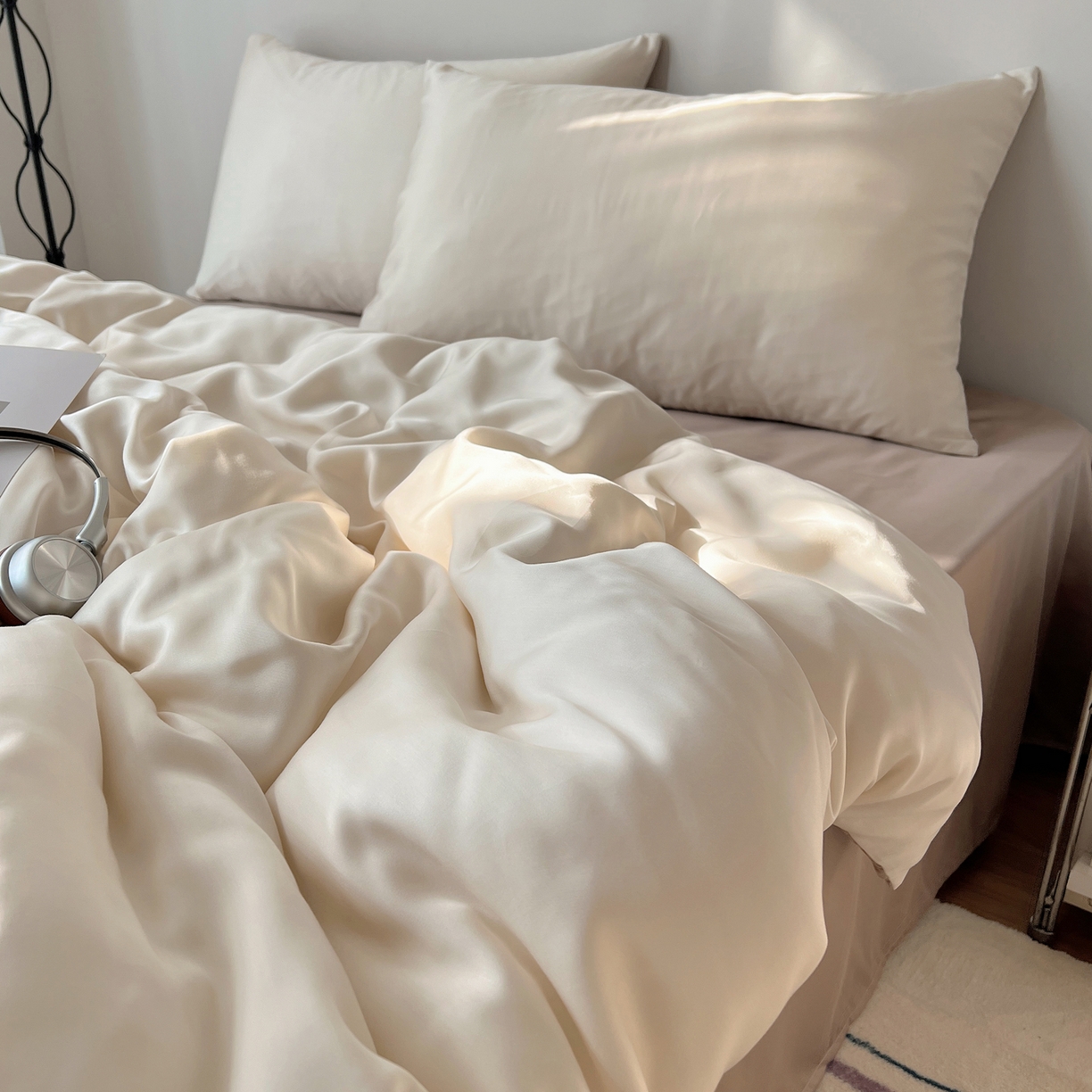 91家纺网 家纺一手货源 找家纺 悦织湾家纺 2026新款亲肤舒适冰丝四件套夏秋季凉爽透气纯色双拼床上用品学生宿舍单双人三四件套 生椰拿铁