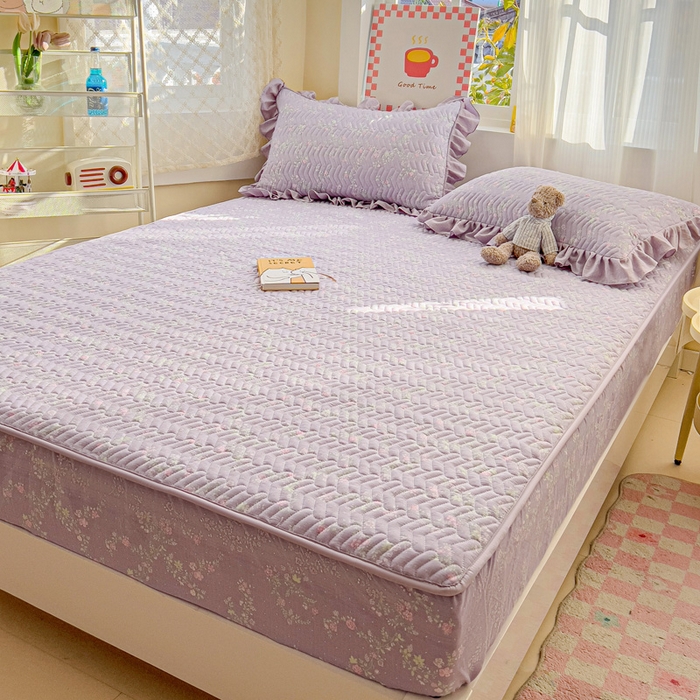 91家纺网 家纺一手货源 找家纺 纽缦家纺 2026春夏新款云朵提花双层纱夹棉绗缝单床笠 床笠单件 恋如青柠香