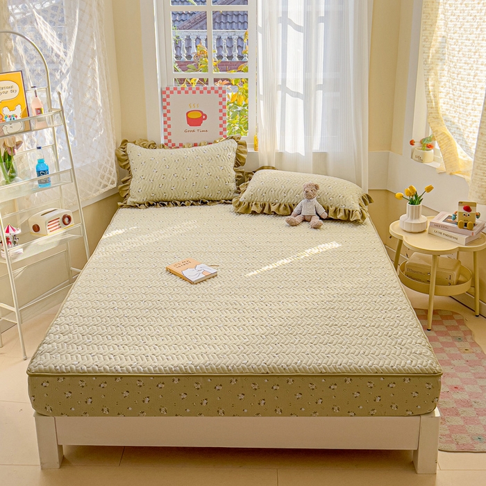 91家纺网 家纺一手货源 找家纺 纽缦家纺 2026春夏新款云朵提花双层纱夹棉绗缝单床笠 床笠单件 落日暮年绿