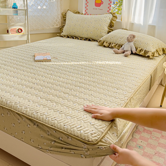 91家纺网 家纺一手货源 找家纺 纽缦家纺 2026春夏新款云朵提花双层纱夹棉绗缝单床笠 床笠单件 落日暮年绿