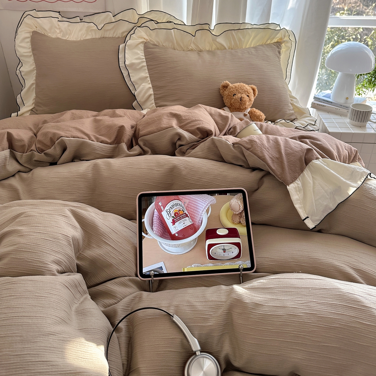 91家纺网 家纺一手货源 找家纺 轻奢坊 2026新款皱皱纱双层密拷花边四件套-洛可可 洛可可咖