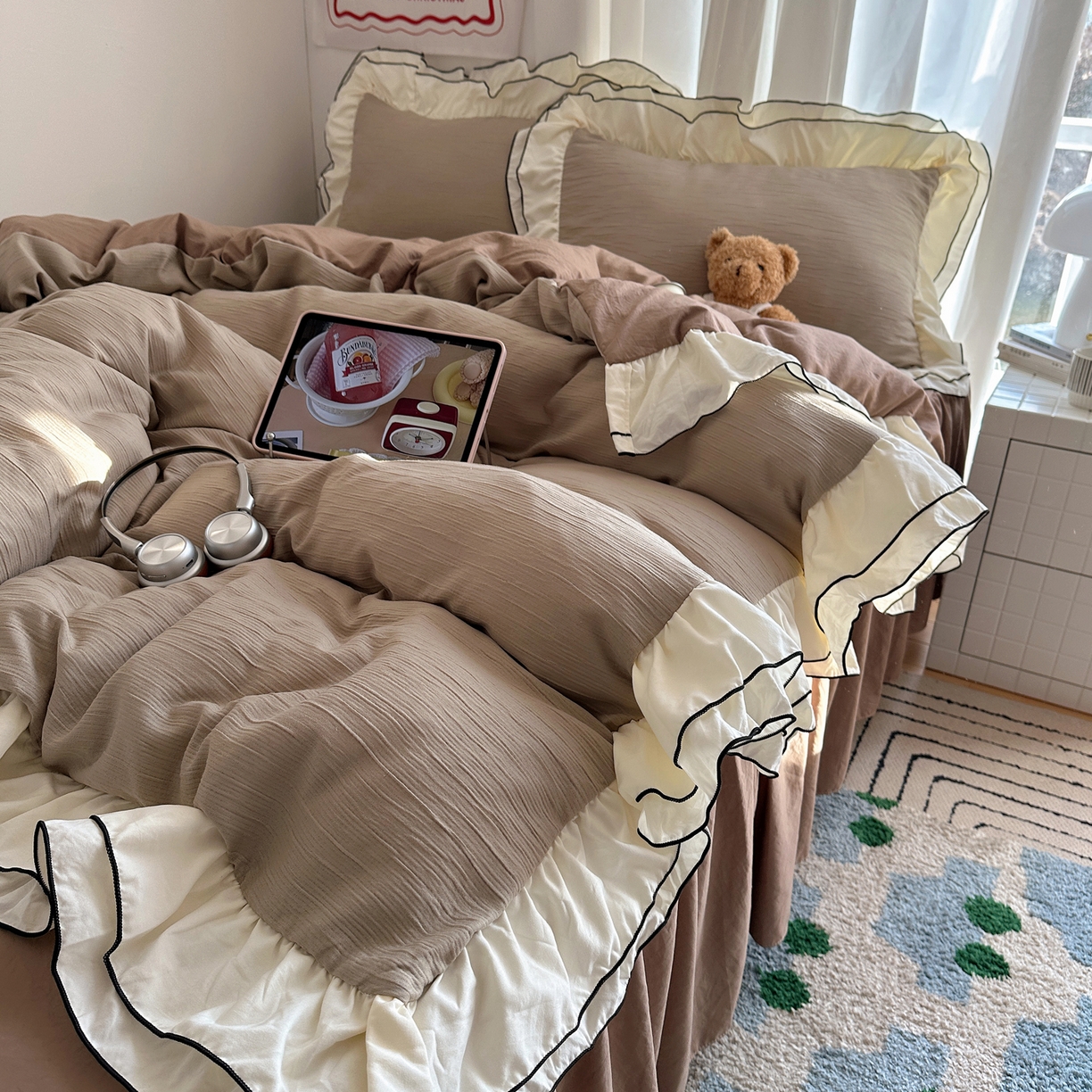 91家纺网 家纺一手货源 找家纺 轻奢坊 2026新款皱皱纱双层密拷花边四件套-洛可可 洛可可咖