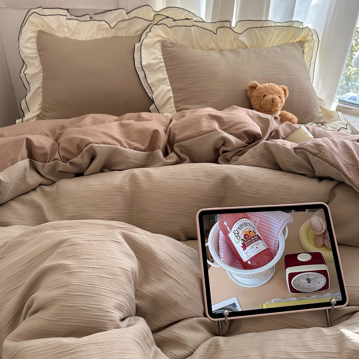 91家纺网 家纺一手货源 找家纺 轻奢坊 2026新款皱皱纱双层密拷花边四件套-洛可可 洛可可咖