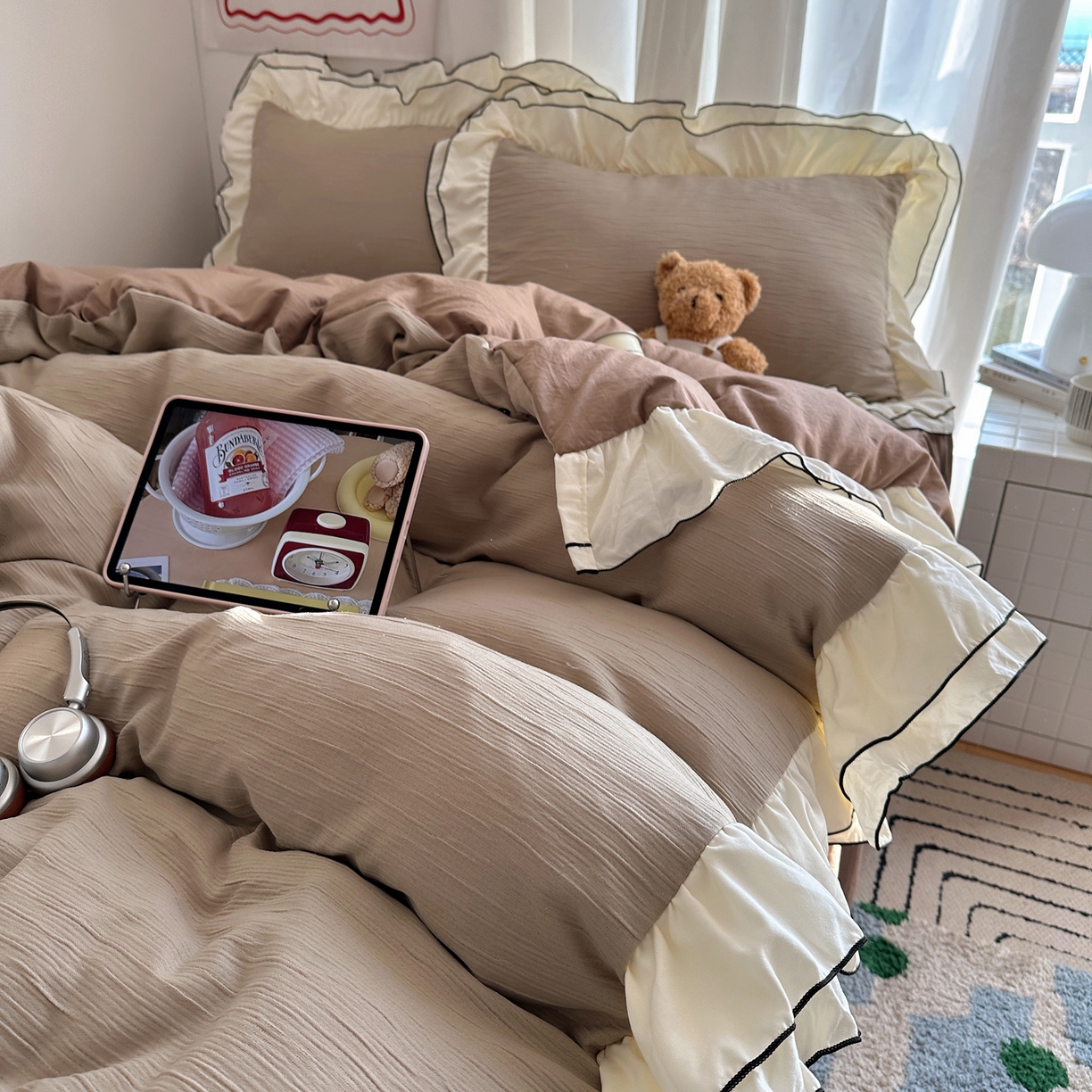 91家纺网 家纺一手货源 找家纺 轻奢坊 2026新款皱皱纱双层密拷花边四件套-洛可可 洛可可咖