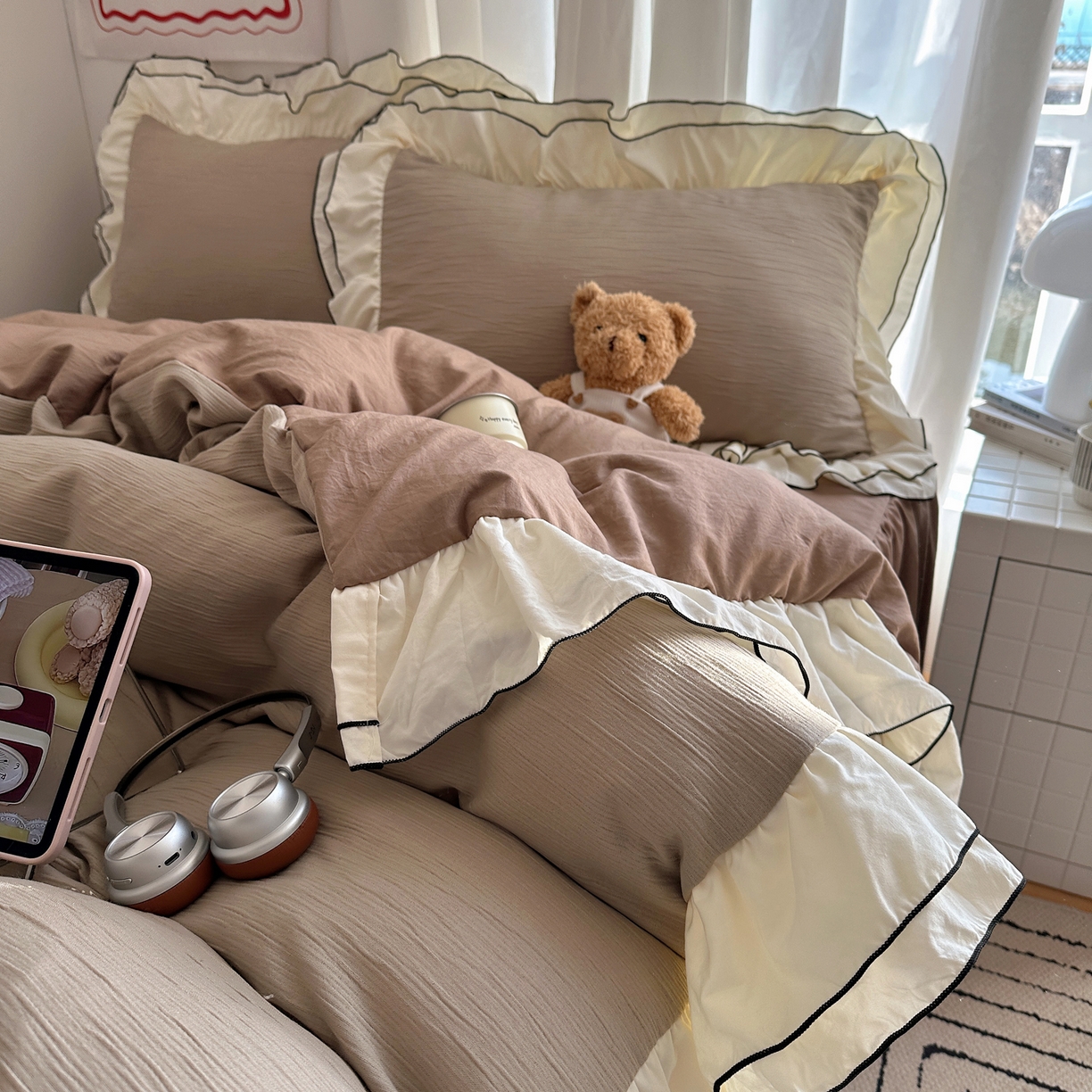 91家纺网 家纺一手货源 找家纺 轻奢坊 2026新款皱皱纱双层密拷花边四件套-洛可可 洛可可咖