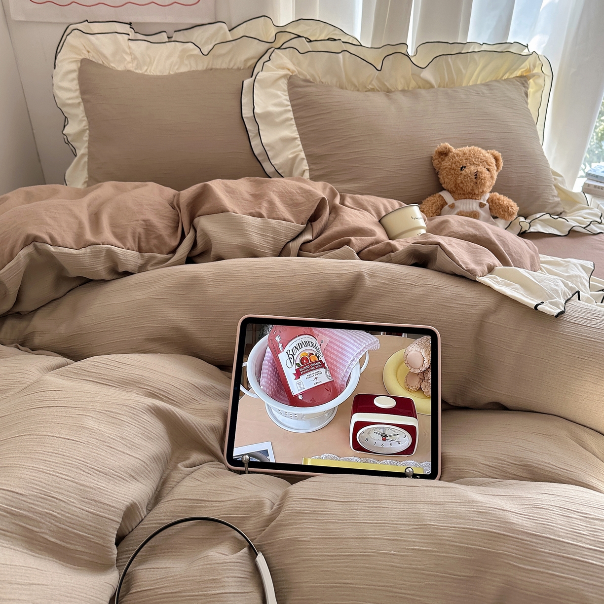 91家纺网 家纺一手货源 找家纺 轻奢坊 2026新款皱皱纱双层密拷花边四件套-洛可可 洛可可咖