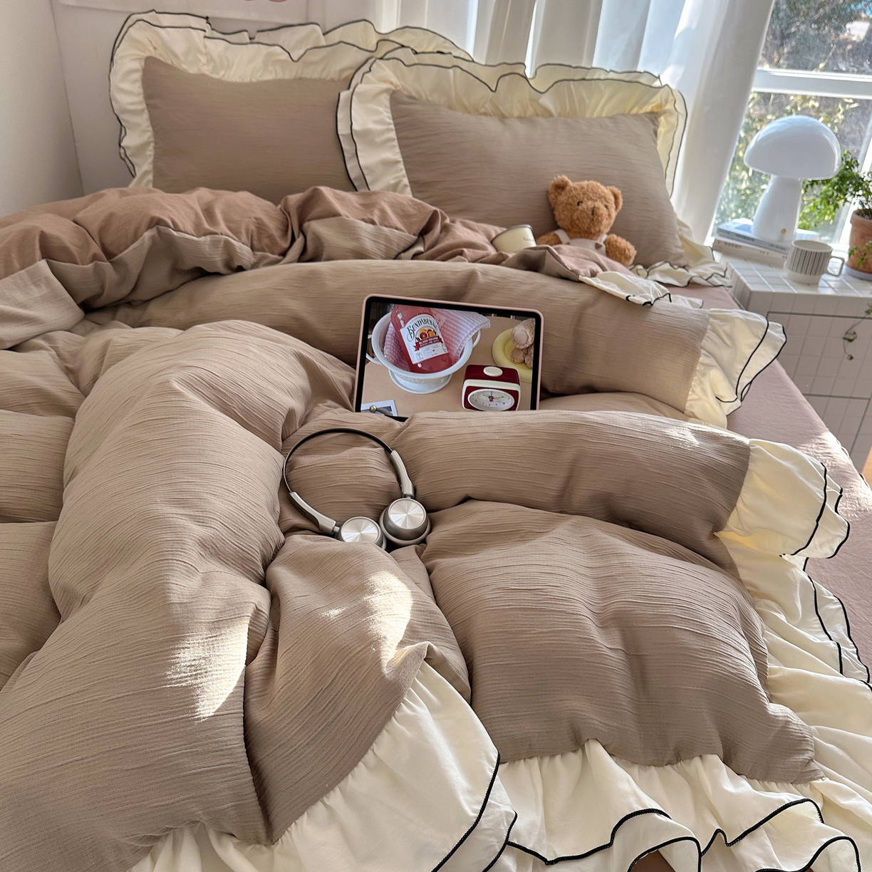 91家纺网 家纺一手货源 找家纺 轻奢坊 2026新款皱皱纱双层密拷花边四件套-洛可可 洛可可咖