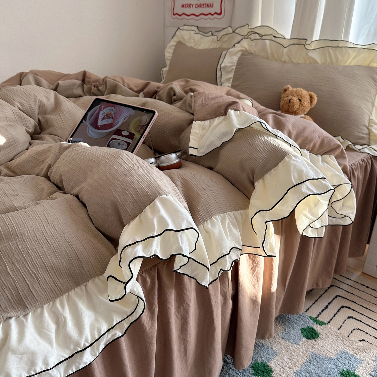 91家纺网 家纺一手货源 找家纺 轻奢坊 2026新款皱皱纱双层密拷花边四件套-洛可可 洛可可咖