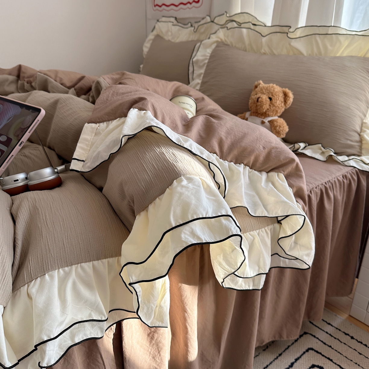 91家纺网 家纺一手货源 找家纺 轻奢坊 2026新款皱皱纱双层密拷花边四件套-洛可可 洛可可咖