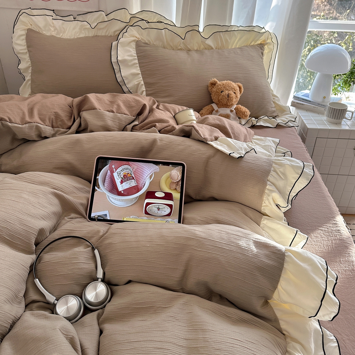 91家纺网 家纺一手货源 找家纺 轻奢坊 2026新款皱皱纱双层密拷花边四件套-洛可可 洛可可咖