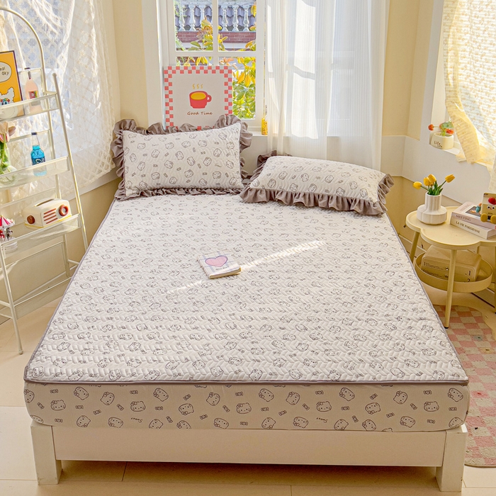 91家纺网 家纺一手货源 找家纺 纽缦家纺 2026春夏新款云朵提花双层纱夹棉绗缝单床笠 床笠单件 猫咪恋人