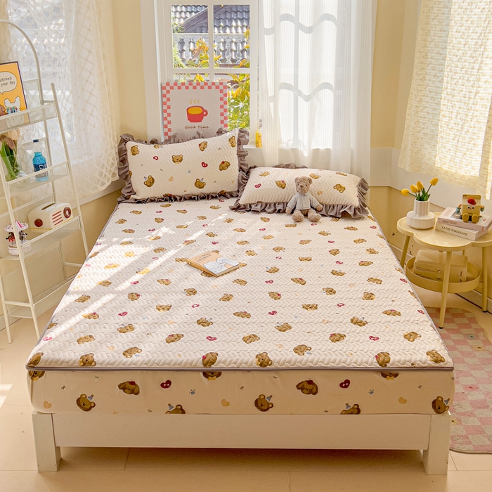 91家纺网 家纺一手货源 找家纺 纽缦家纺 2026春夏新款云朵提花双层纱夹棉绗缝单床笠 床笠单件 奇妙小熊米