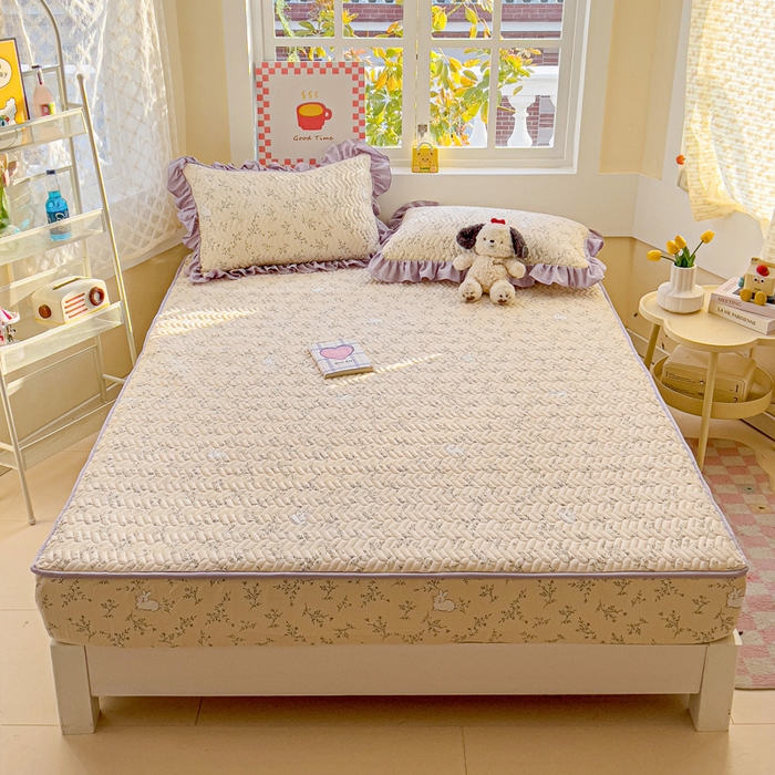 91家纺网 家纺一手货源 找家纺 纽缦家纺 2026春夏新款云朵提花双层纱夹棉绗缝单床笠 床笠单件 森田野园