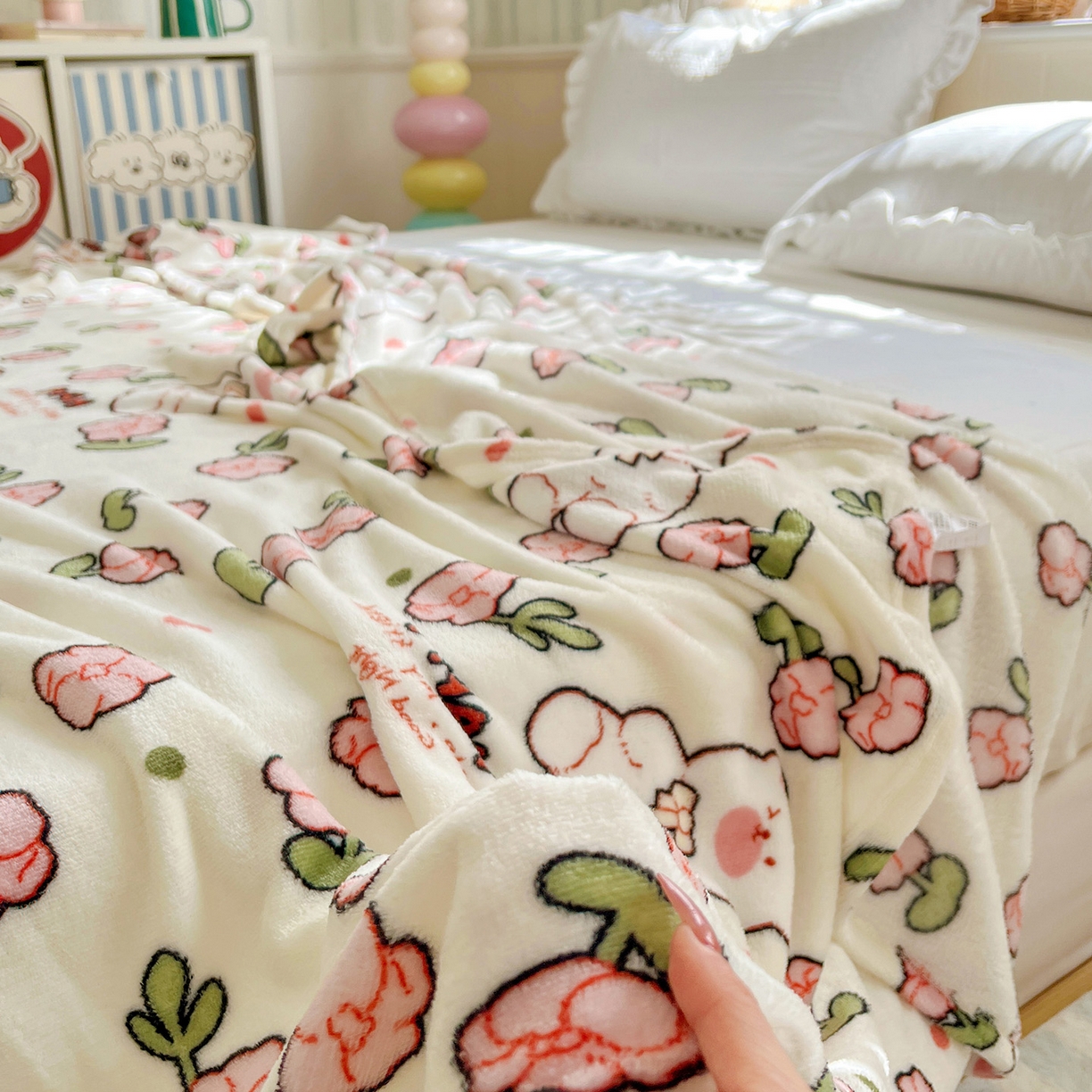 91家纺网 家纺一手货源 找家纺 悦织湾家纺 2026新款印花法兰绒毛毯牛奶绒盖毯春秋空调毯儿童床单小被子 花花世界