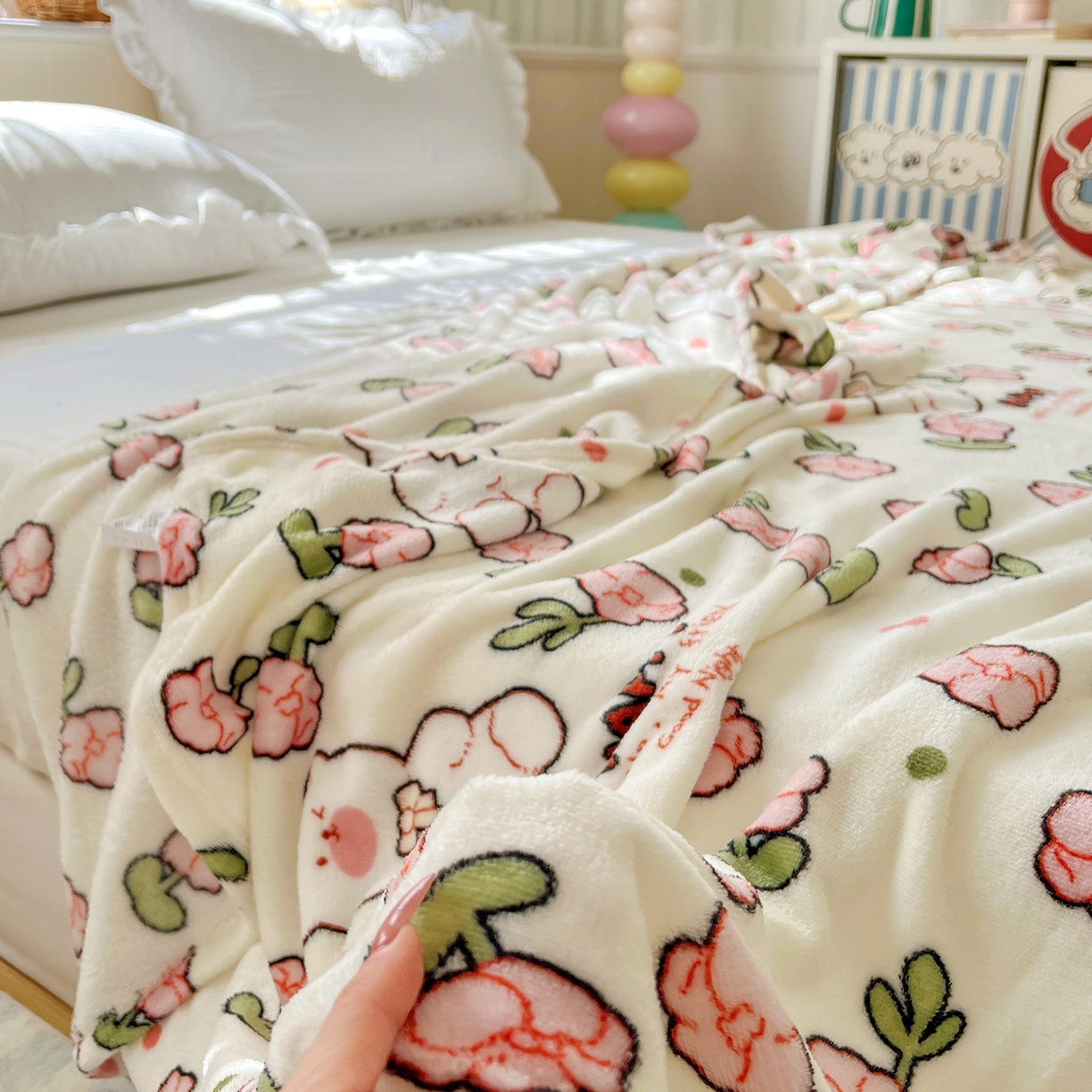 91家纺网 家纺一手货源 找家纺 悦织湾家纺 2026新款印花法兰绒毛毯牛奶绒盖毯春秋空调毯儿童床单小被子 花花世界