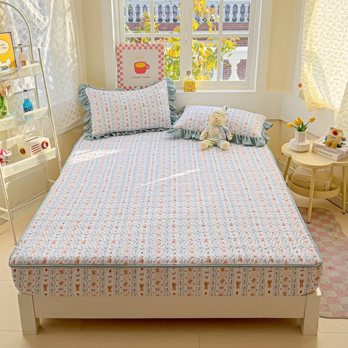 91家纺网 家纺一手货源 找家纺 纽缦家纺 2026春夏新款云朵提花双层纱夹棉绗缝单床笠 床笠单件 他和她的兔