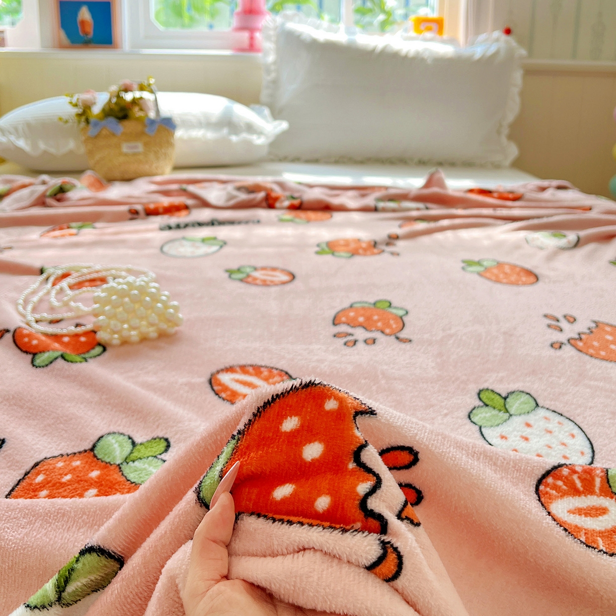 91家纺网 家纺一手货源 找家纺 悦织湾家纺 2026新款印花法兰绒毛毯牛奶绒盖毯春秋空调毯儿童床单小被子 奶油草莓