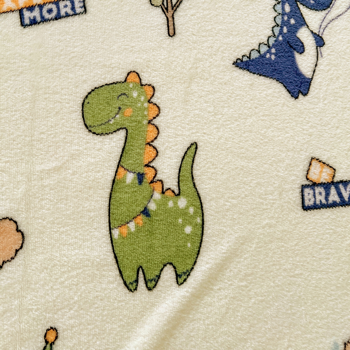 91家纺网 家纺一手货源 找家纺 悦织湾家纺 2026新款印花法兰绒毛毯牛奶绒盖毯春秋空调毯儿童床单小被子 恐龙宝贝