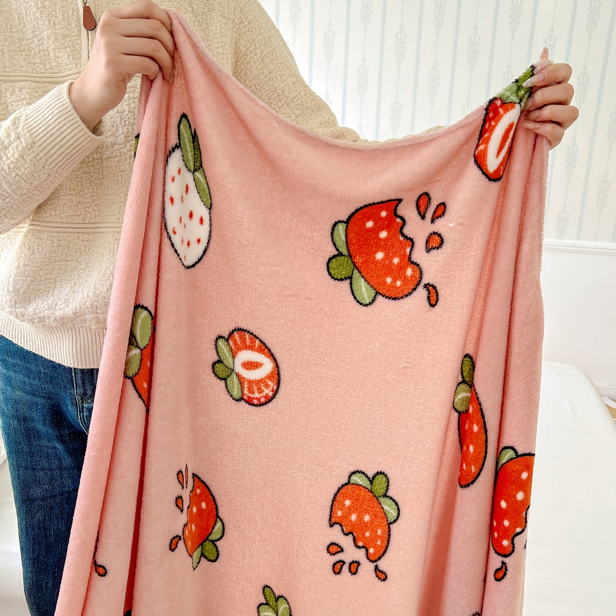 91家纺网 家纺一手货源 找家纺 悦织湾家纺 2026新款印花法兰绒毛毯牛奶绒盖毯春秋空调毯儿童床单小被子 奶油草莓