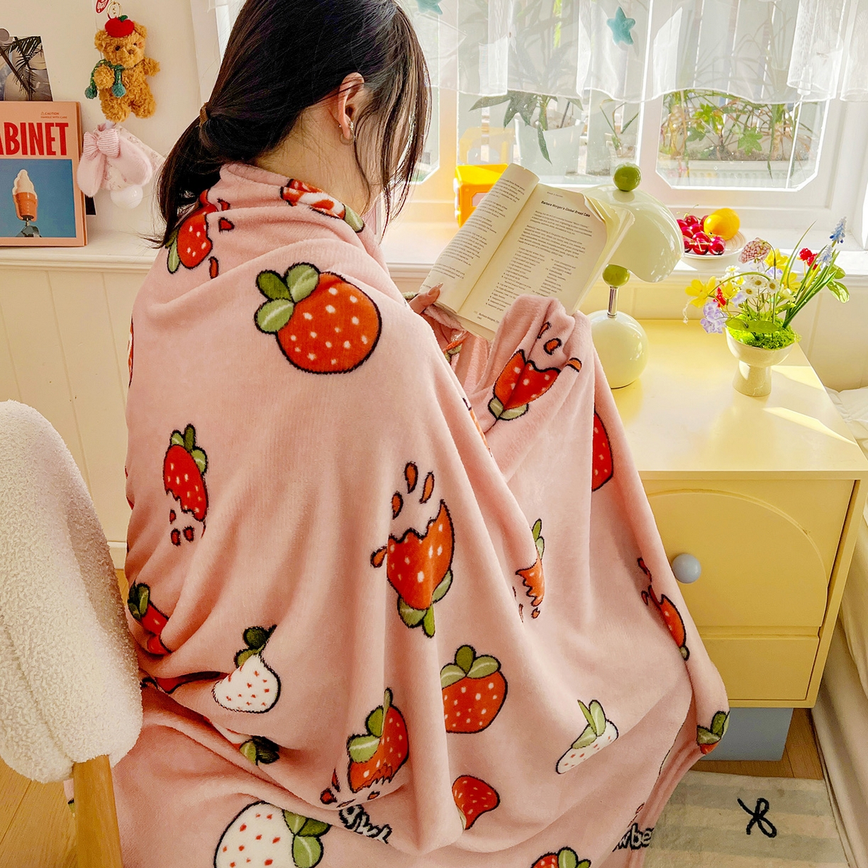 91家纺网 家纺一手货源 找家纺 悦织湾家纺 2026新款印花法兰绒毛毯牛奶绒盖毯春秋空调毯儿童床单小被子 奶油草莓