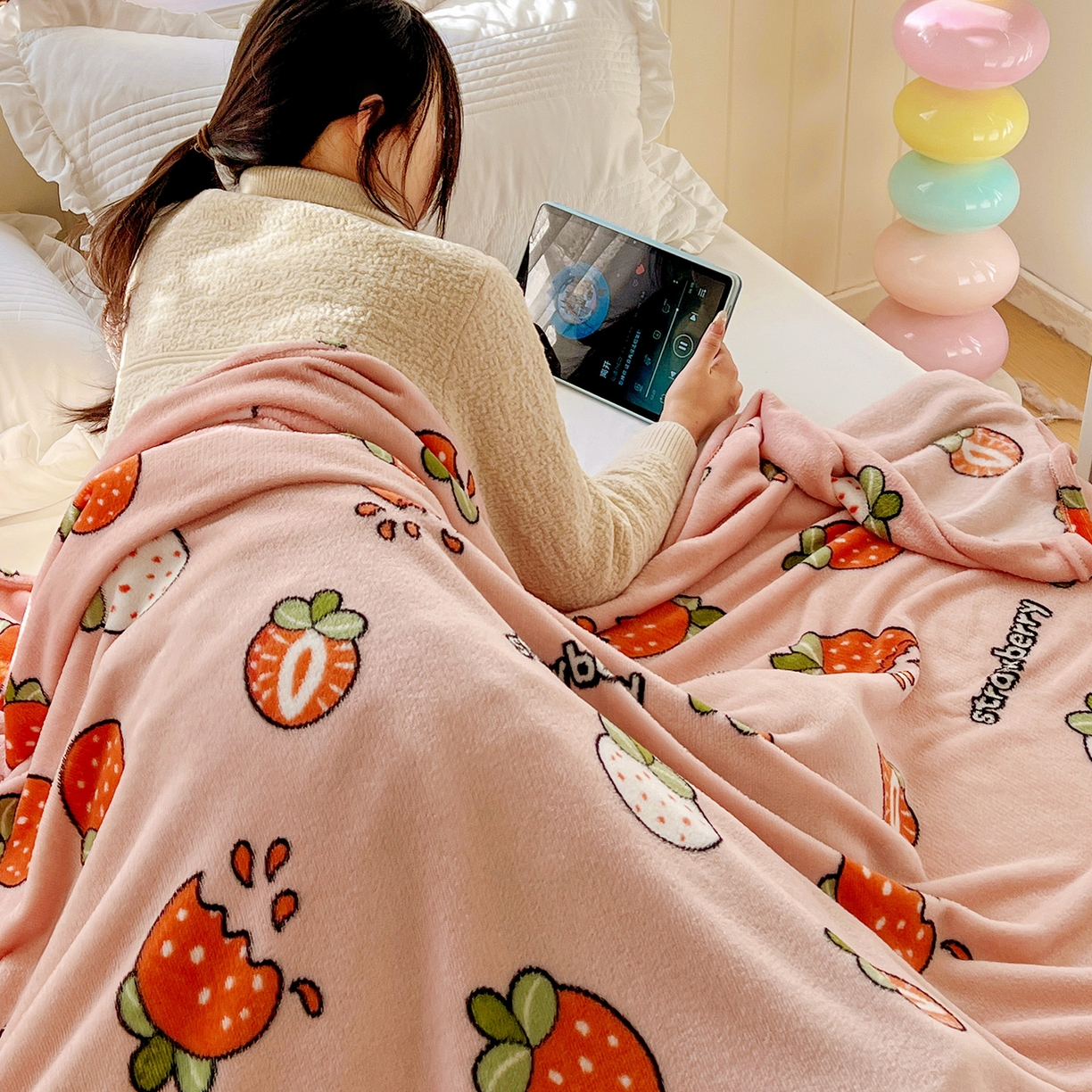 91家纺网 家纺一手货源 找家纺 悦织湾家纺 2026新款印花法兰绒毛毯牛奶绒盖毯春秋空调毯儿童床单小被子 奶油草莓