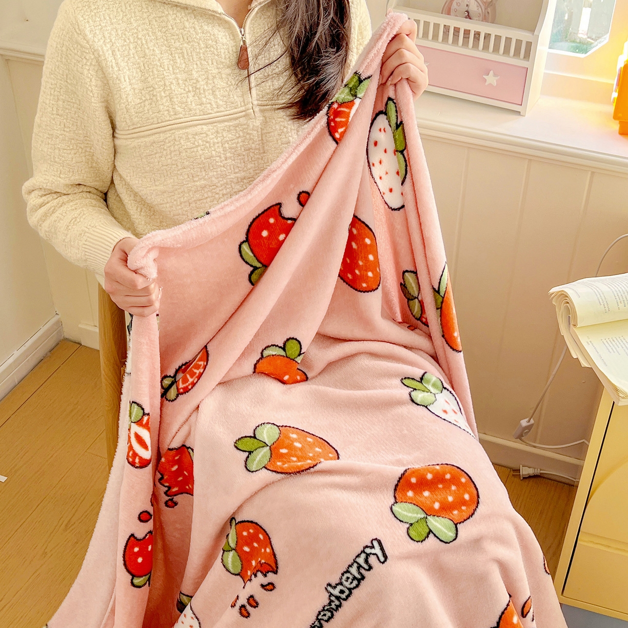 91家纺网 家纺一手货源 找家纺 悦织湾家纺 2026新款印花法兰绒毛毯牛奶绒盖毯春秋空调毯儿童床单小被子 奶油草莓