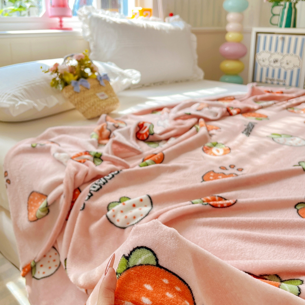 91家纺网 家纺一手货源 找家纺 悦织湾家纺 2026新款印花法兰绒毛毯牛奶绒盖毯春秋空调毯儿童床单小被子 奶油草莓