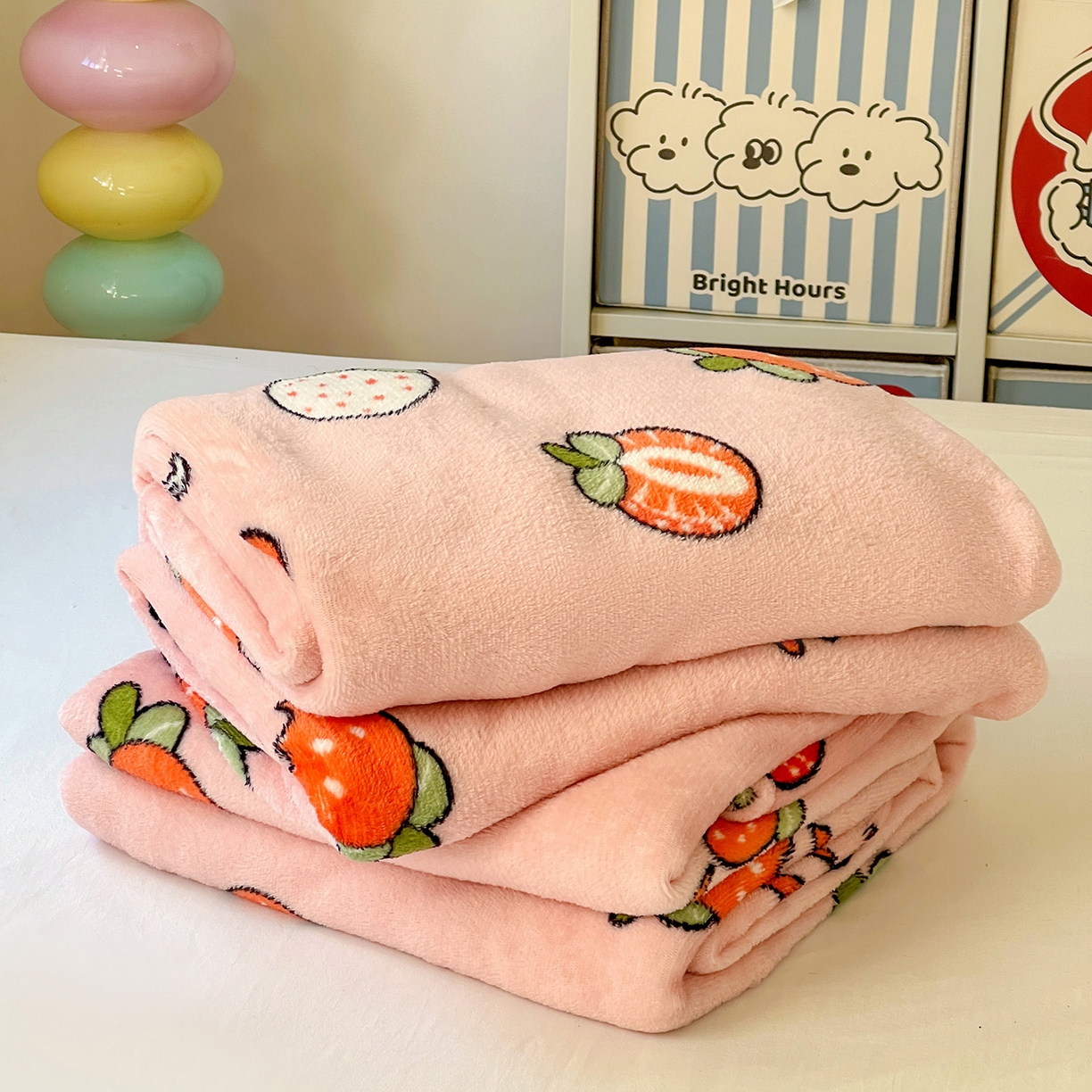 91家纺网 家纺一手货源 找家纺 悦织湾家纺 2026新款印花法兰绒毛毯牛奶绒盖毯春秋空调毯儿童床单小被子 奶油草莓