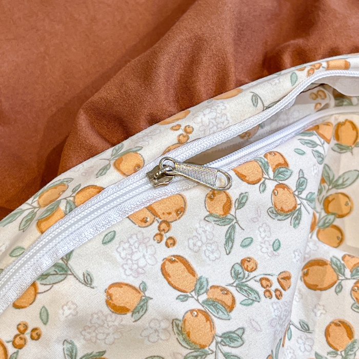 91家纺网 家纺一手货源 找家纺 梦可莱家居 2026春夏新品法式复古大花边清新复古卡通系列床盖四件套 橙意满满