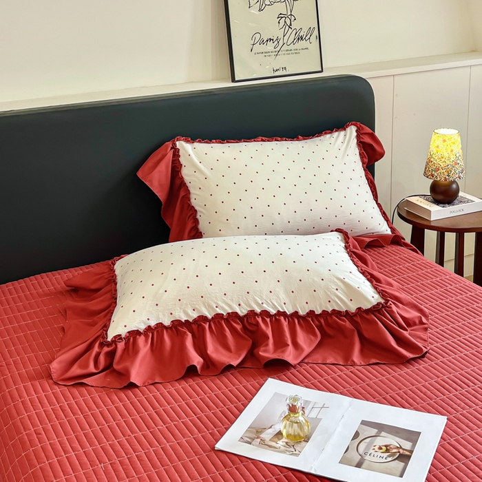 91家纺网 家纺一手货源 找家纺 梦可莱家居 2026春夏新品法式复古大花边清新复古卡通系列床盖四件套 红波点