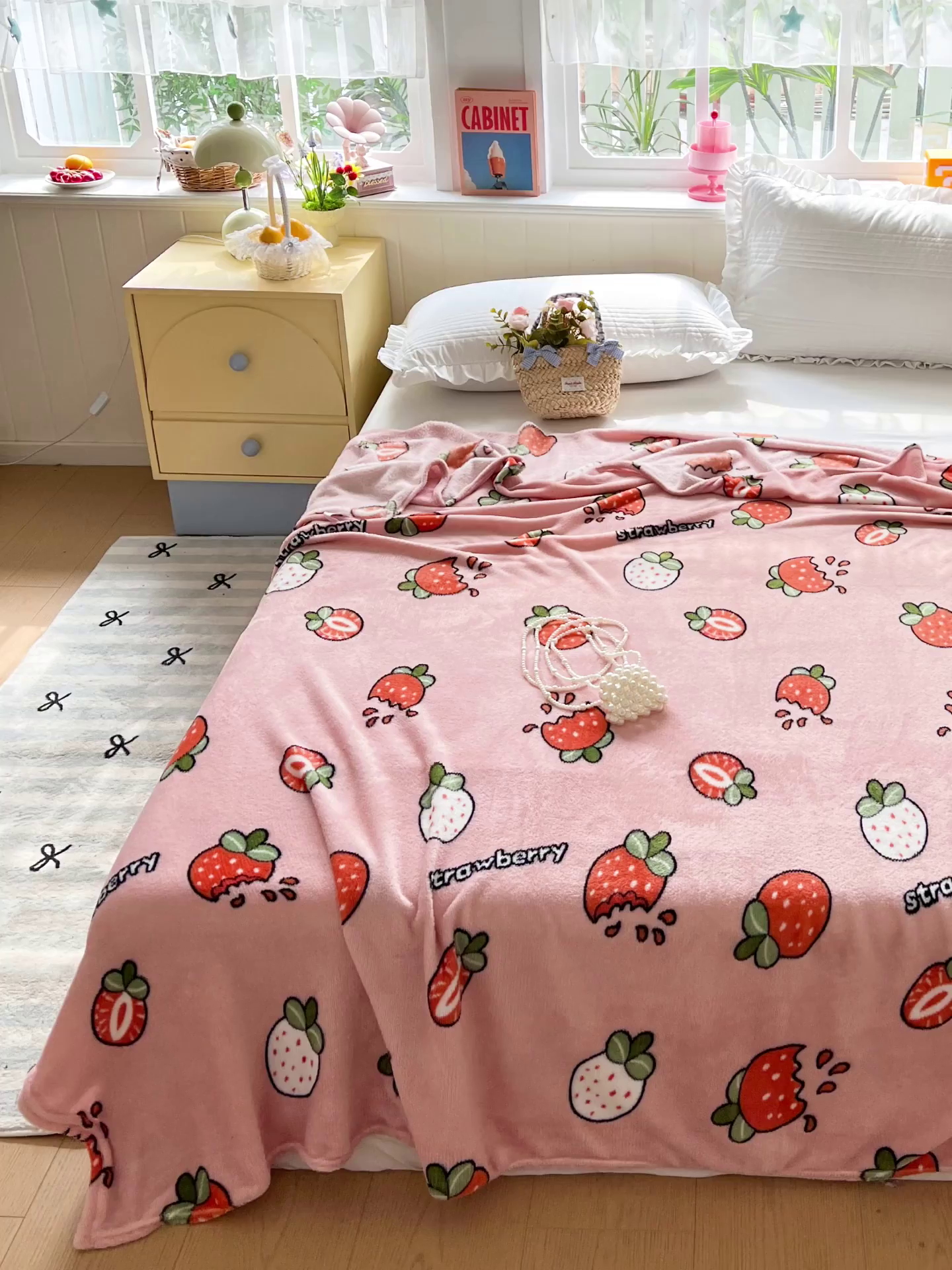 91家纺网 家纺一手货源 找家纺 悦织湾家纺 2026新款印花法兰绒毛毯牛奶绒盖毯春秋空调毯儿童床单小被子 奶油草莓