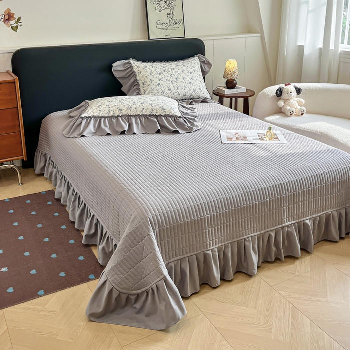 91家纺网 家纺一手货源 找家纺 梦可莱家居 2026春夏新品法式复古大花边清新复古卡通系列床盖四件套 精彩绝伦