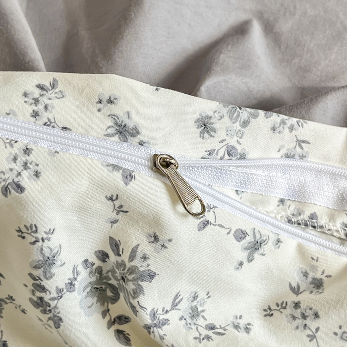 91家纺网 家纺一手货源 找家纺 梦可莱家居 2026春夏新品法式复古大花边清新复古卡通系列床盖四件套 精彩绝伦