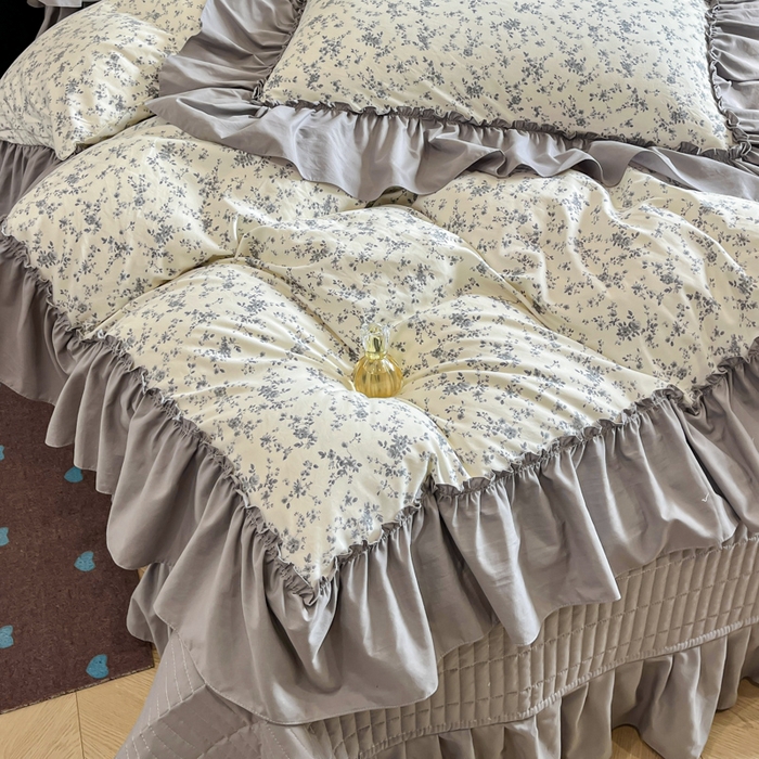 91家纺网 家纺一手货源 找家纺 梦可莱家居 2026春夏新品法式复古大花边清新复古卡通系列床盖四件套 精彩绝伦