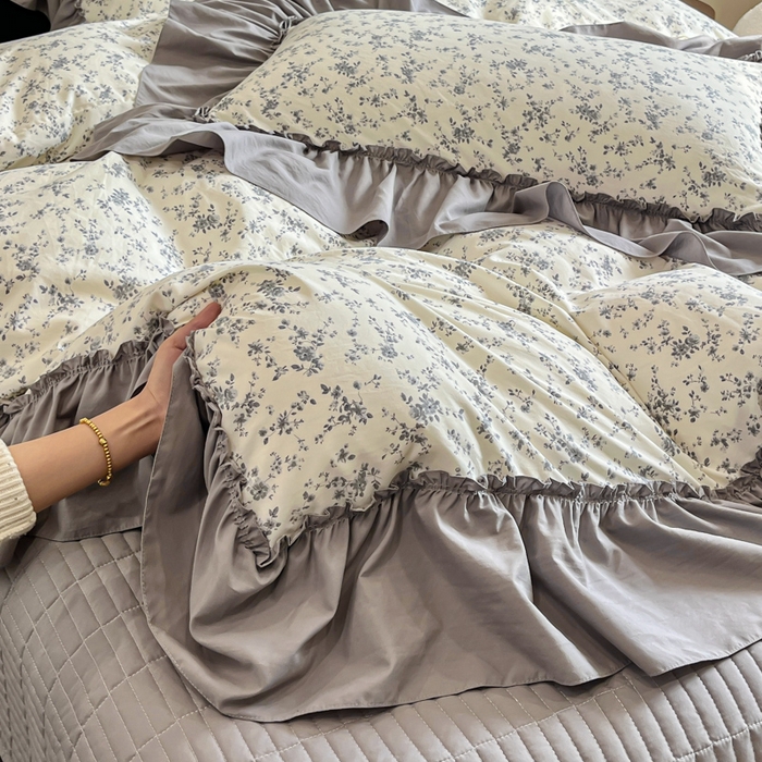 91家纺网 家纺一手货源 找家纺 梦可莱家居 2026春夏新品法式复古大花边清新复古卡通系列床盖四件套 精彩绝伦