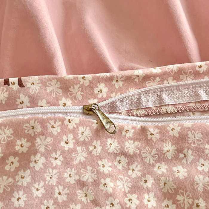 91家纺网 家纺一手货源 找家纺 梦可莱家居 2026春夏新品法式复古大花边清新复古卡通系列床盖四件套 恋恋情